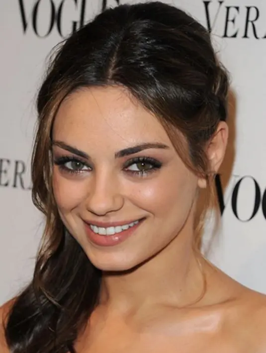 Mila Kunis adalah salah satu aktris Hollywood yang mempunyai kulit nan eksotis, tak hanya itu Mila juga sangat sukses memerankan beberapa karakter nya di film kawakan. Dia terlihat manis dengan kulit coklatnya. (via instagram@milakunis/Bintang.com)
