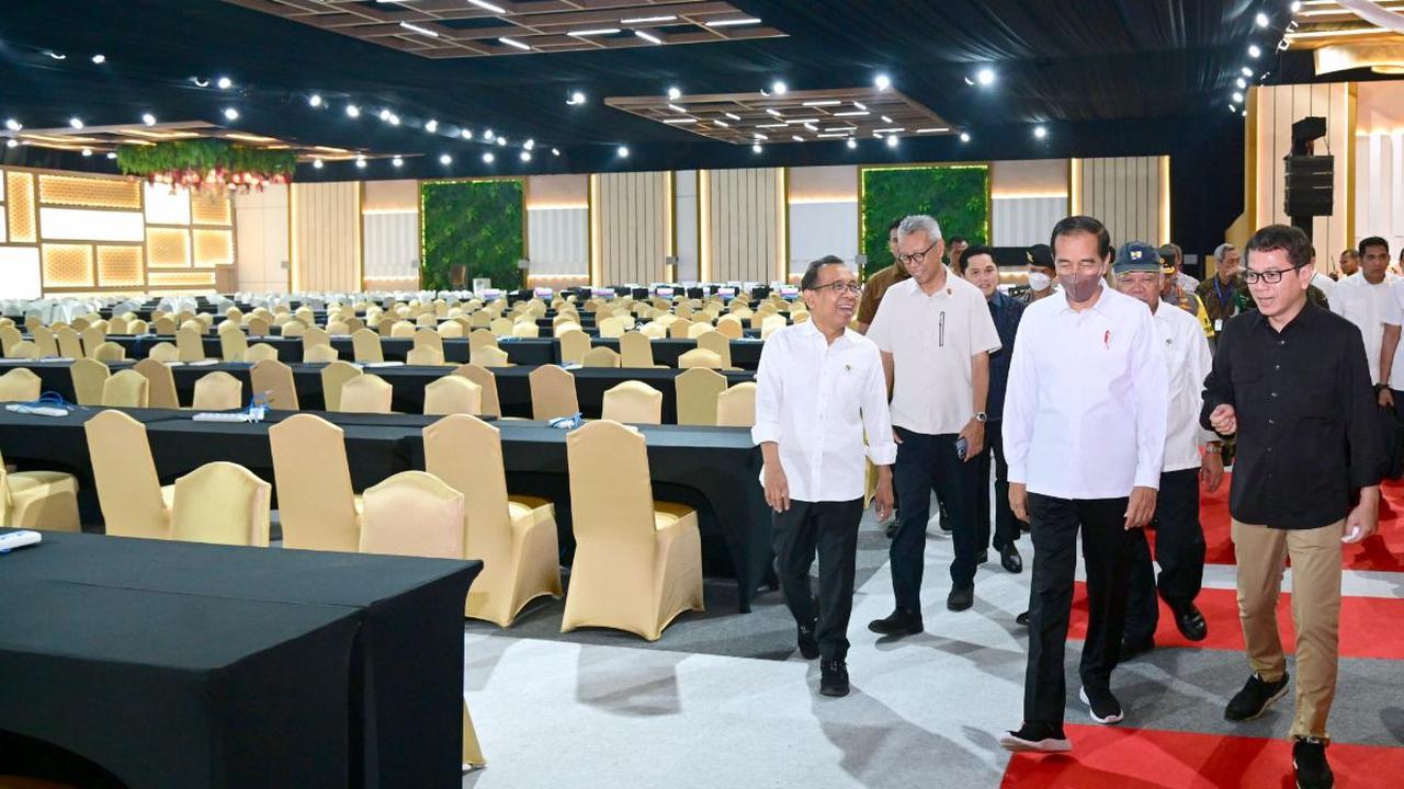 Mengutip Liputan6.com. sebenarnya bukan hanya Jokowi, Menteri Luar Negeri RI Retno Marsudi pun terlihat mengenakan masker warna putih.