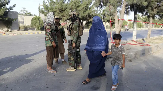 FOTO: Taliban Tutup Akses Pengungsi ke Bandara Kabul