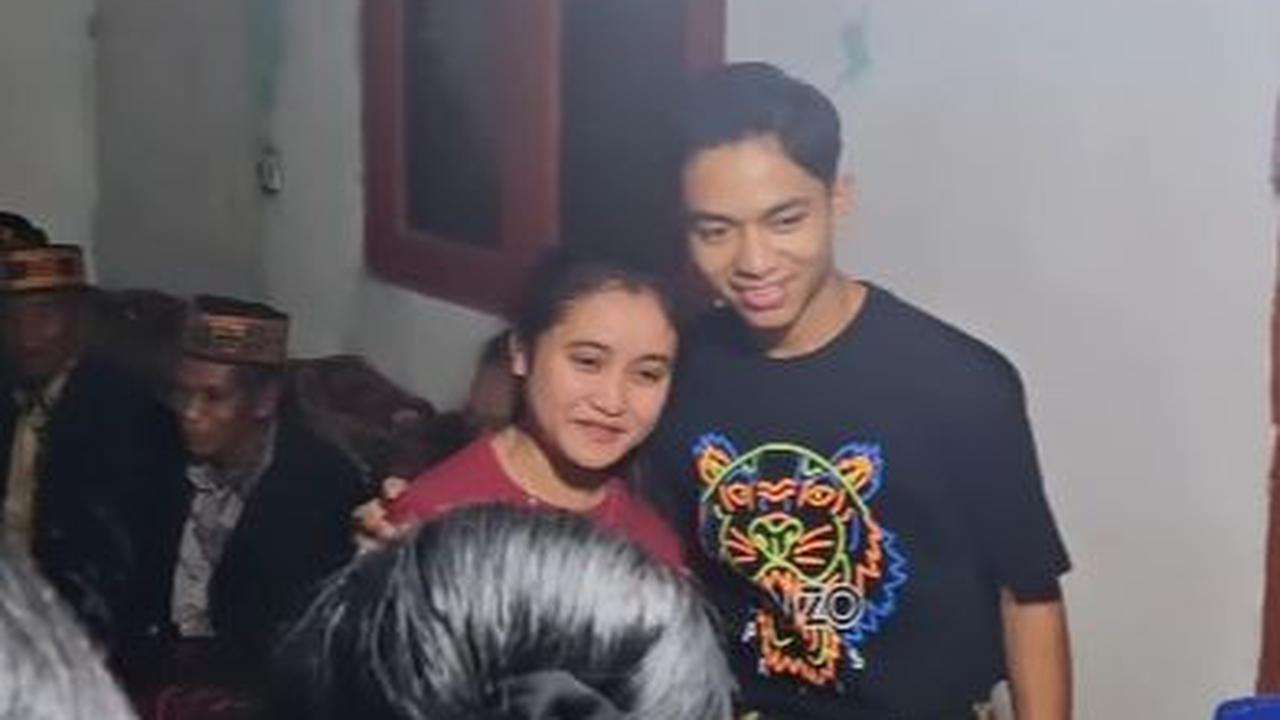 Meski berduka, Betrand tak luput dari incaran warga yang ingin berfoto dengannya.