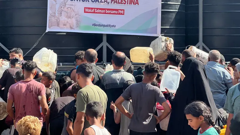 Palang Merah Indonesia (PMI) bersama mitra Wakaf Salman, organisasi lokal GDD (Gazze Destek Dernegi), dan Bulan Sabit Merah Palestina, terus menyalurkan bantuan air bersih kepada warga yang paling terdampak.
