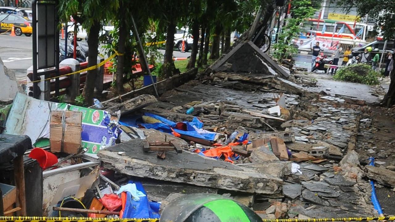 FOTO: Penampakan Tembok Roboh yang Menewaskan Tiga Orang di Tebet