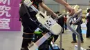 Seorang pengunjung sedang mencoba robot yang bisa melakukan terapi untuk kaki yang patah di Japan Robot Week 2014, Tokyo, Rabu (15/10/2014) (AFP PHOTO/Yoshikazu Tsuno)