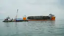 Bangkai kapal sewol yang berhasil diangkat di pulau barat daya Jindo, Korea Selatan (26/3). Proses evakuasi diperkirakan memakan biaya sekitar hampir satu triliun rupiah. (HANDOUT / SOUTH KOREAN MARITIME MINISTRY / AFP)