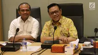 Ketua Dewan Pakar DPP Partai Golkar Agung Laksono (kanan) bersama anggota Dewan Pakar Golkar Ganjar Razuni (kiri) saat rapat dewan pakar di Kantor DPP Golkar, Jakarta, Senin (20/11). (Liputan6.com/Angga Yuniar)
