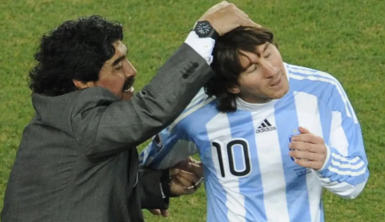 Reaksi bangganya Maradona terhadap Messi terlihat di gambar ini, Messi dinilai menjadi pemain luar biasa penerus Maradona. Keduanya sama-sama jadi tulang punggung Argentina yang persembahkan gelar Piala Dunia 2022. (AFP/javier soriano)