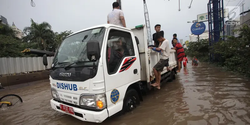 Proses Evakuasi Karyawan dan Warga yang Terjebak Banjir Kelapa Gading