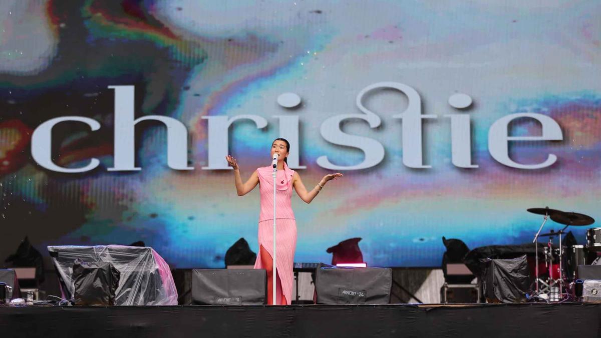 Tampil Menawan dan Penuh Energi, Christie Buka KLBB 2026 dengan Meriah