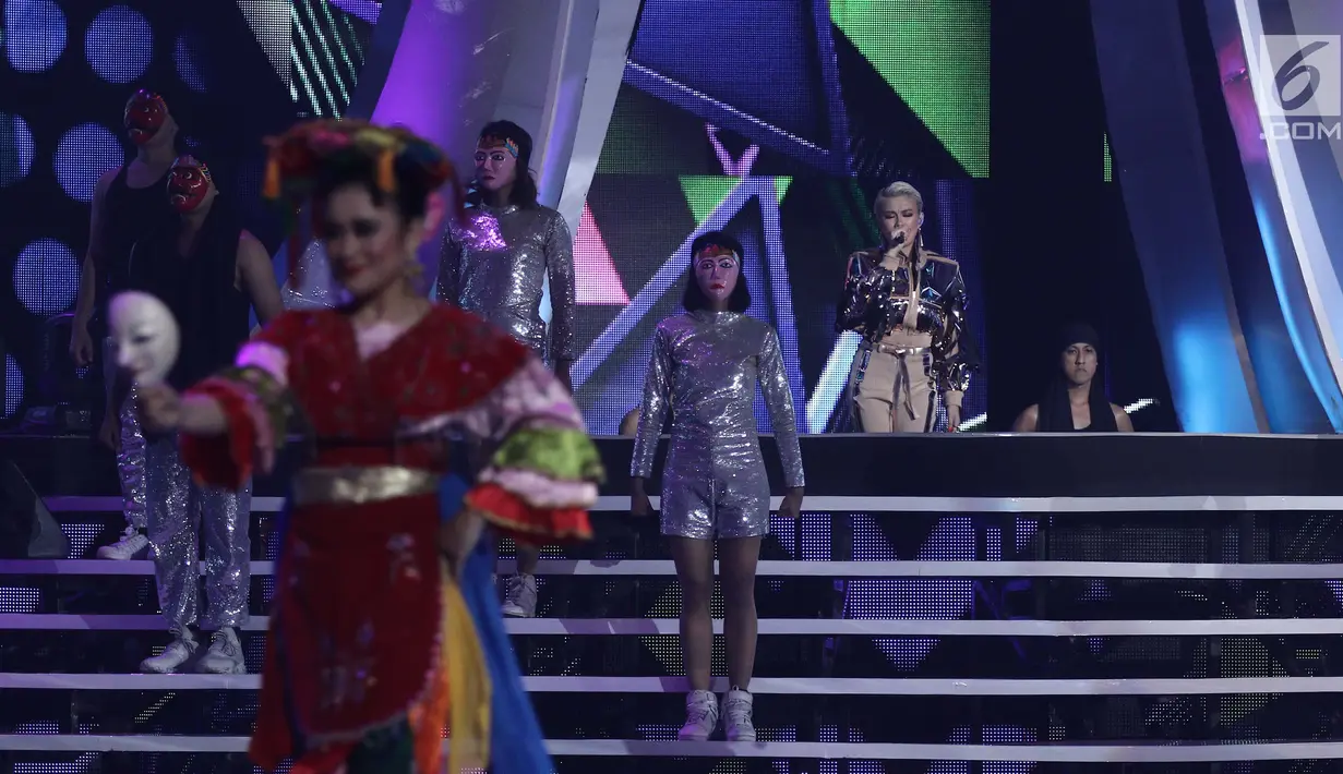 Penyanyi Agnez Mo tampil menghibur penonton pada malam puncak HUT ke-27 SCTV ke 27 di Hall D, Jiexpo Kemayoran, Jakarta, Kamis (24/8). Sejumlah artis ternama turut meramaikan malam spesial ini. (Liputan6.com/Herman Zakharia)