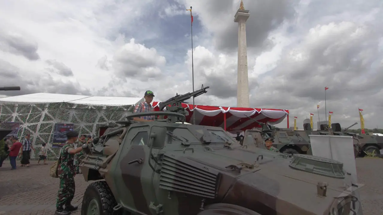 HUT TNI AD, Warga Ramai-Ramai Foto di Depan Tank