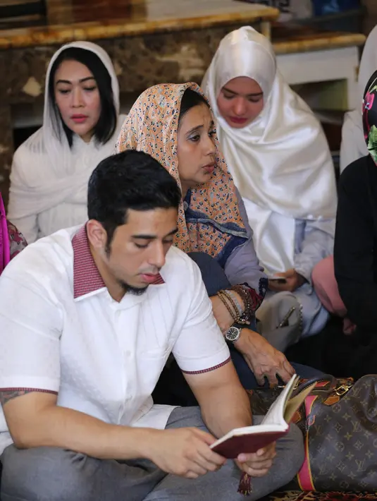 Nurzaman mengatakan, bahwa tradisi mengirim doa atau tahlil pada almarhumah Yana Zein akan dilakukan mengikuti tradisinya sebagai orang Islam. Sedangkan acara 40 hari akan digelar di kediaman sahabatnya Lingga Suri. (Adrian Putra/Bintang.com)