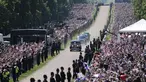 Iring-iringan mobil Meghan Markle saat akan menghadiri prosesi pernikahannya dengan Pangeran Harry di Kastil Windsor, Inggris, Sabtu (195). Warga Inggris bersuka cita menyambut pernikahan Pangeran Harry dengan Meghan Markle. (AP Photo/Emilio Morenatti)