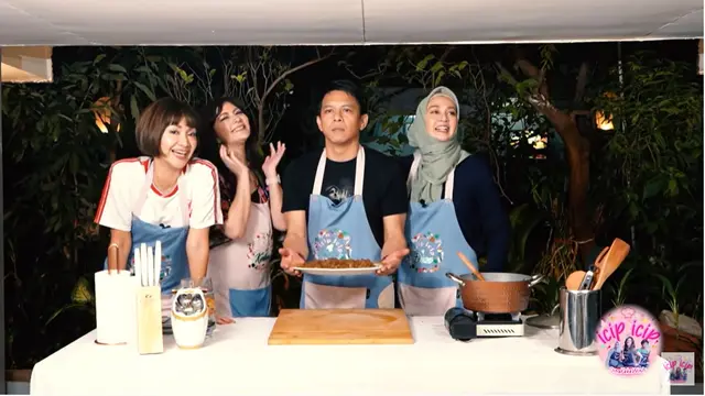 Disebut Cocok, Ini 6 Kebersamaan Ariel NOAH dan Dina Lorenza Masak Bareng