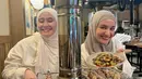 Berburu kuliner halal, Shireen dan Dea kembali tampil kembar kenakan outfit bernuansa nude dengan hijab [@shireensungkar]