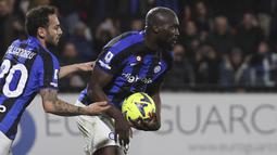Penyerang Inter Milan, Romelu Lukaku merayakan setelah mencetak gol ke gawang Spezia pada pertandingan lanjutan Liga Serie A Italia di Stadion Alberto Picco di La Spezia, Italia, Sabtu (11/3/2023). Akibat kekalahan ini, Inter Milan masih mengumpulkan 50 poin di peringkat kedua klasemen Liga Italia. (Tano Pecoraro./LaPresse via AP)
