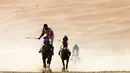 Para joki beraksi dalam lomba balap kuda Festival Moreeb Dune 2016 di gurun Liwa, 250 km barat Abu Dhabi. (AFP/Karim Sahib)