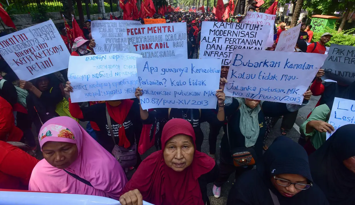 Dalam aksinya, Serikat Tani Indramayu menuntut perbaikan infrastruktur irigasi dan modernisasi pertanian bagi para petani Indramayu Barat. (merdeka.com/Arie Basuki)