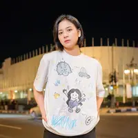 Zee JKT48 baru saja memotong pendek rambutnya untuk peran utama di film terbarunya. Tak tanggung-tanggung, rambut panjang hitamnya dipotong bondol, menghadirkan penampilan baru yang segar. Foto: Instagram.