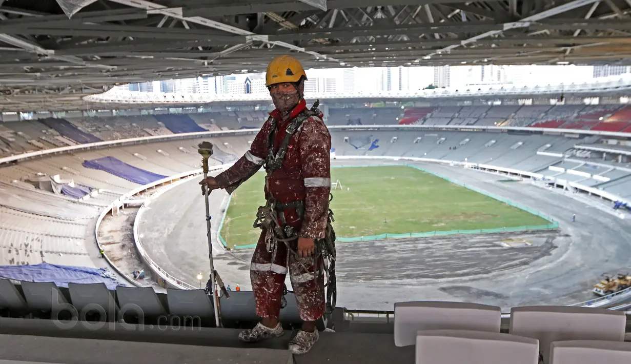 Seorang pekerja usai melakukan pengecatan rangka besi Stadion Utama Gelora Bung Karno di Senayan, Jakarta, Selasa (23/5/2017).  (Bola.com/Nicklas Hanoatubun)