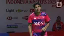 Pebulutangkis Tunggal Putra Indonesia, Chico Aura Dwi Wardoyo saat melawan Brian Yang (Kanada) di babak Perempat Final Indonesia Masters 2023 di Istora Senayan, Jakarta, Jumat (27/1/2023). Chico unggul dua set langsung 21-16, 21-16 sekaligus memastikan satu tempat di babak Semifinal Indonesia Masters 2023. (Liputan6.com/Helmi Fithriansyah)