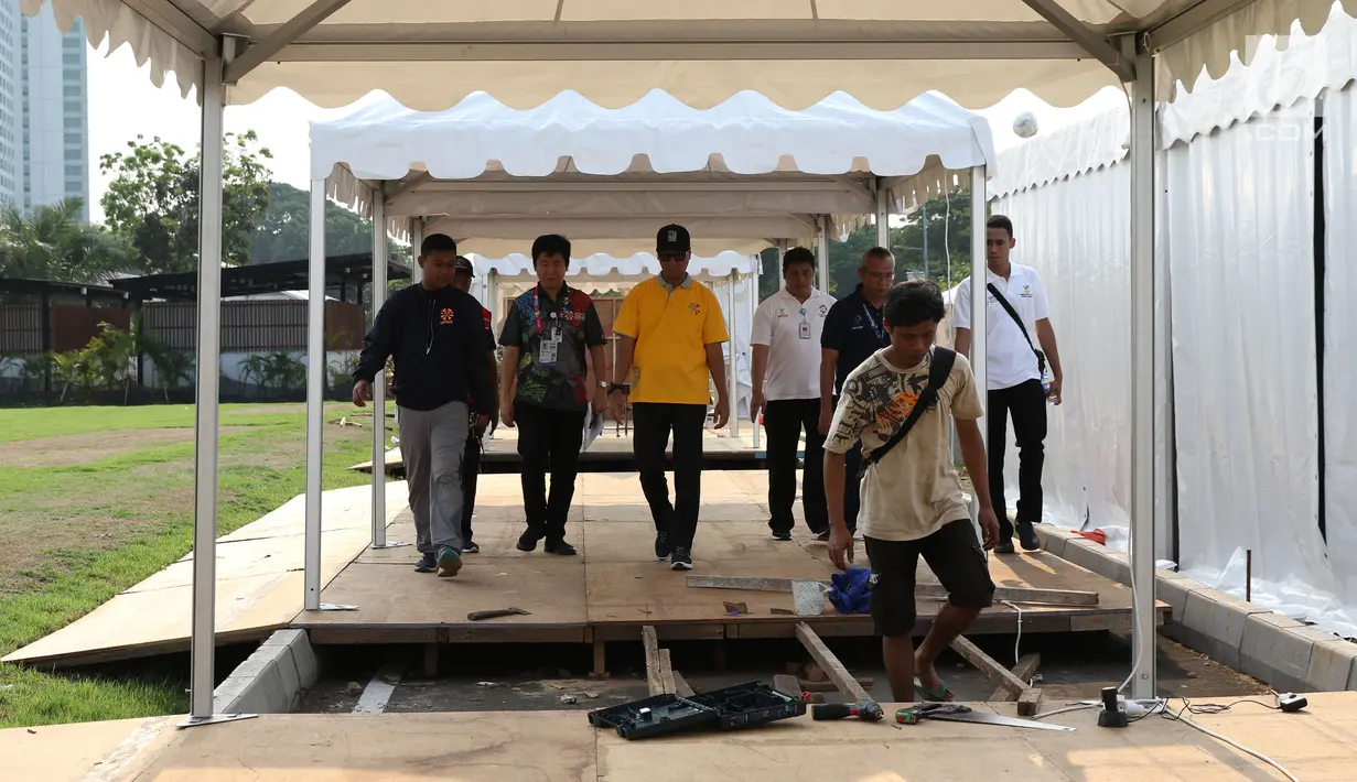 Menteri Sosial, Agus Gumiwang Kartasasmita (kaus kuning) mengecek kesiapan venue Asian Para Games 2018 di Jakarta, Jumat (28/9). 2.888 atlet disabilitas akan berlaga di Asian Para Games 2018. (Liputan6.com/Helmi Fithriansyah)