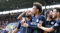 Striker Manchester City Sergio Aguero bersama rekan setimnya merayakan golnya ke gawang Burnley dalam lanjutan Liga Inggris di Turf Moor, Burnley, Minggu (28/4/2019). City menang 1-0. (AP Photo/Rui Vieira)