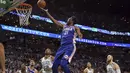 Aksi pemain Sixers, Joel Embiid (21) melakukan lay up melewati pemain Celtics pada game kedua semifinal NBA Wilayah Timur di TD Garden, Boston, (3/5/2018). Boston Celtics menang 108-103. (AP/Elise Amendola)