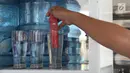 Pengecekan kandungan air yang diproses dengan Portable Water Treatment di Kantor PJT II, Jakarta, Jumat (9/11). Alat ini memproses air siap minum sehingga sangat cocok digunakan di daerah sulit air dan lokasi bencana. (Merdeka.com/Imam Buhori)