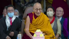 Pemimpin spiritual Tibet Dalai Lama memimpin acara peringatan ulang tahunnya yang ke-88 di Kuil Tsuglakhang, Dharamshala, India, Kamis (6/7/2023). Acara ini diikuti oleh ratusan warga Tibet. (AP Photo/Ashwini Bhatia)