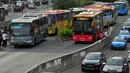 Guna mengantisipasi membludaknya pengguna bus transjakarta, pihak pengelola menambah jumlah armada yang beroperasi di beberapa koridor utama, (30/7/2014). (Liputan6.com/Johan Tallo)