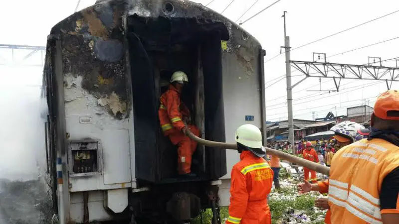 Kereta api terbakar