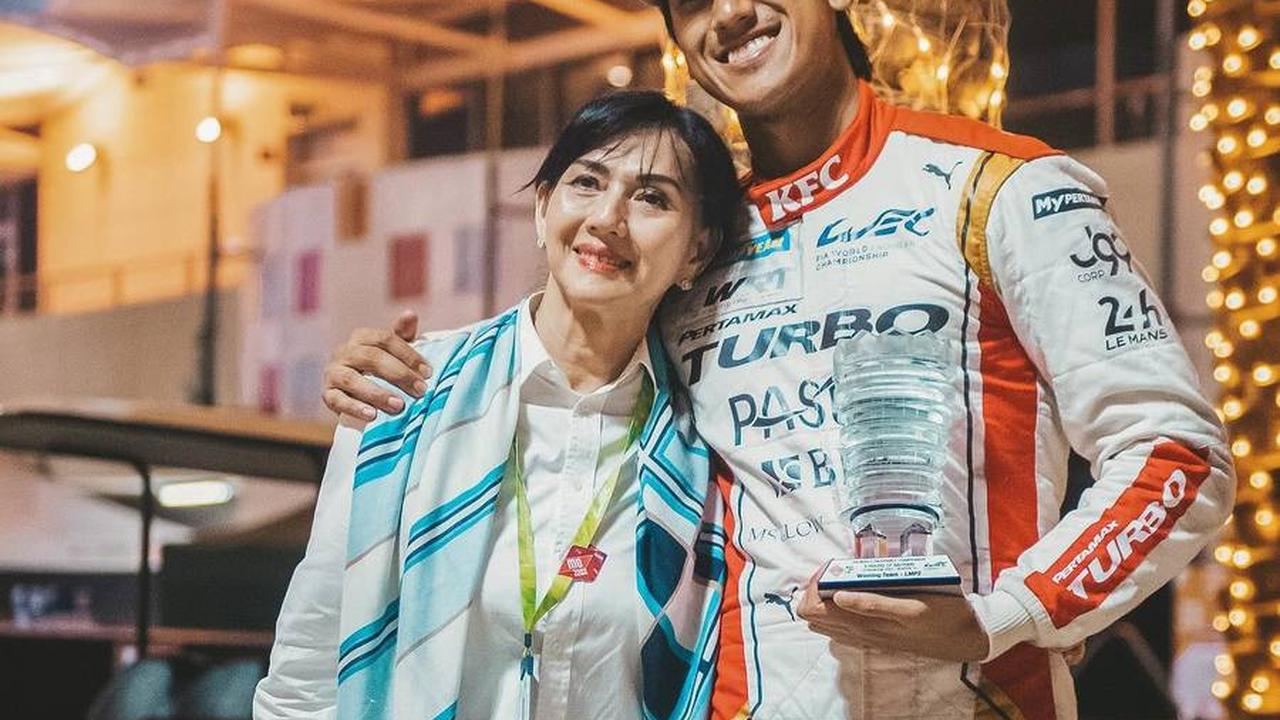 Rini S Bono dianggap awet cantik meski usianya tidak lagi muda. Dulu, Rini dikenal sebagai salah satu artis tercantik pada zamannya.