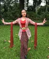 Alih-alih mengenakan kebaya dalam format konservatif, Yura lebih memilih menjadikannya sebagai media eksplorasi kreatif. [@yurayunita].