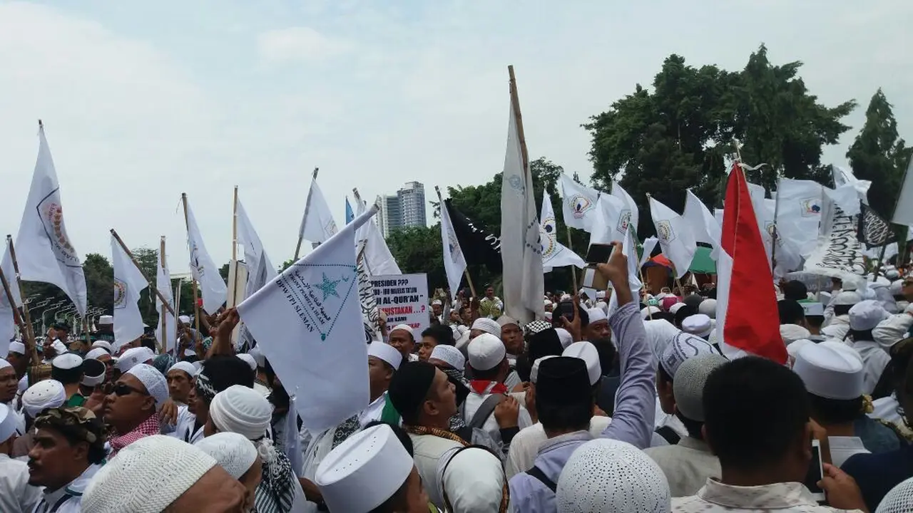  Puluhan ribu demonstran yang tergabung dalam gerakan nasional mendukung fatwa MUI mulai bersiap menggelar aksi ujuk rasa