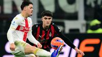 Penyerang Portugal Genoa #09, Vitinha, berebut bola dengan bek AC Milan Italia #33, Davide Bartesaghi (kanan), selama pertandingan Serie A Italia antara AC Milan dan Genoa di stadion San Siro di Milan, Italia utara, Jumat (9-1-2026) dini hari WIB. (Stefano RELLANDINI/AFP)