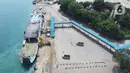 Sejumlah truk yang akan menyeberang menunggu masuk kapal ferry di Pelabuhan Merak, Banten, Senin (18/5/2020). Akibat larangan mudik dan pemberlakuan PSBB aktivitas di Pelabuhan Merak makin sepi dan hanya melayani penyeberangan truk pengangkut barang kebutuhan pokok. (Liputan6.com/Angga Yuniar)