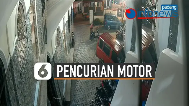 Awalnya pria itu menuju sebuah motor tetapi karena susah pria itu berganti mencari motor yang lain.