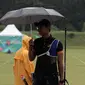 Pemanah Indonesia, Ega Riau Salsabilla (kanan) saat melawan pemanah Malaysia, Muhammad Akmal Nor Hasrin  pada nomor Recurve tunggal putra Test Event Asian Games 2018 di Lapangan Panahan, Jakarta (15/2/2018). IEga Riau kalah 1-7. (Bola.com/Nick Hanoatubun)