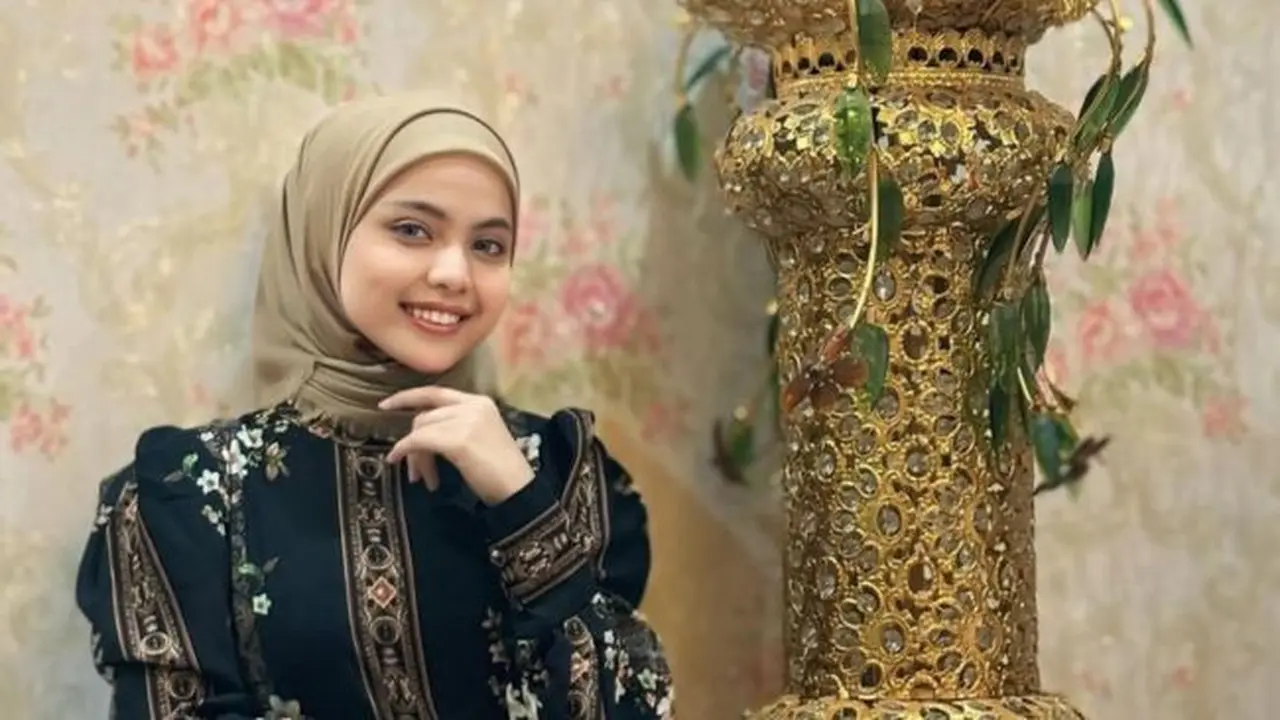Potret cantik Putri Isnari berhijab dan bercadar. (credit: instagram.com/putriisnari3)