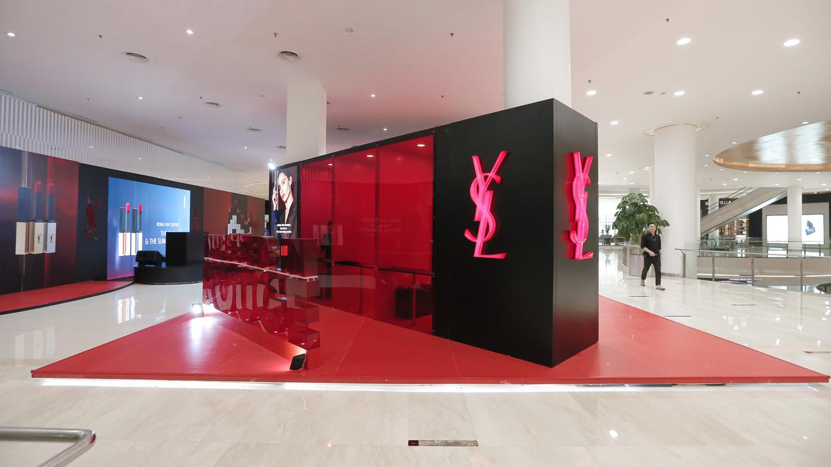 YSL Beauty Tampil Live di TikTok, Strategi Adaptif atau Risiko Kehilangan Aura Mewah?