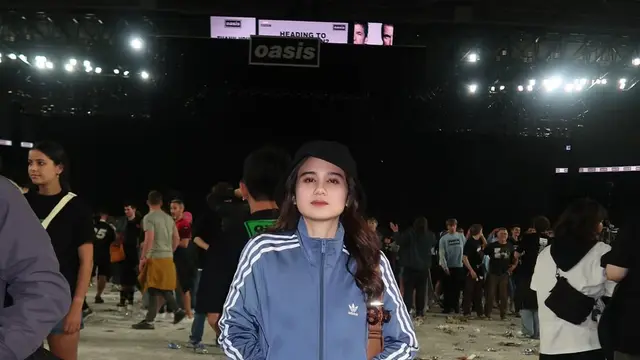 Gaya Kompak Tissa Biani dan Dul Jaelani Saat Nonton Konser Oasis, Nostalgia 2000-an dalam Track Jacket dan Jeans Kasual