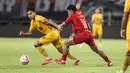 Pemain Semen Padang, Gala Pagamo mencoba melewati pemain Persija Jakarta, Firza Andika pada laga pekan ke-30 Liga 1 2024/2025 di Stadion Pakansari, Kabupaten Bogor, Minggu (27/4/2025). (Bola.com/Abdul Aziz)