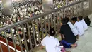 Sejumlah anak-anak mengamati umat muslim melaksanakan salat Jumat di Masjid Istiqlal, Jakarta, Jumat (18/5). Salat Jumat kali ini merupakan yang pertama di bulan Ramadan 1439 Hijriah. (Liputan6.com/Immanuel Antonius)