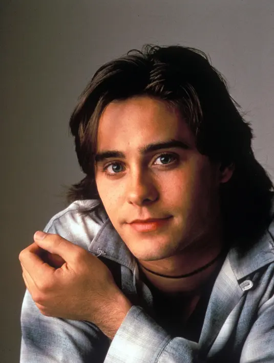 Miliki wajah imut, apakah kamu mengenali musisi sekaligus aktor ini? Dia adalah Jared Leto! (dvdbash.com)