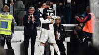 Leonardo Bonucci memeluk Cristiano Ronaldo usai mencetak gol ke gawang Bologna di Juventus Stadium, Sabtu (19/20/2019) atau Minggu dini hari WIB. (AFP/Marco Bertorello)