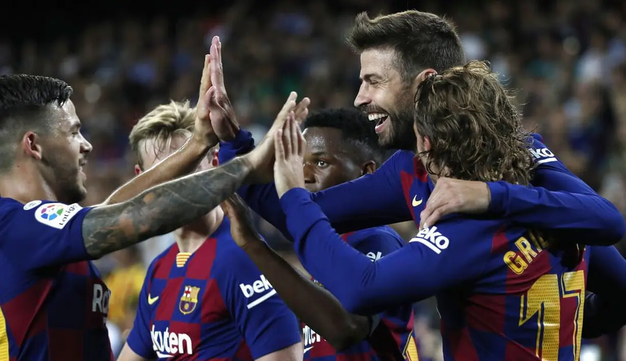 Para pemain Barcelona merayakan gol yang dicetak oleh Gerard Pique ke gawang Valencia pada laga La Liga di Stadion Camp Nou, Sabtu (14/9). Barcelona menang 5-2 atas Valencia. (AP/Joan Monfort)