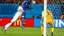 Sundulan kepala, Mario Balotelli (tengah) memberikan keunggulan buat Italia atas Inggris di babak penyisihan Piala Dunia 2014 Grup D, (15/6/2014). (REUTERS/Kai Pfaffenbach)