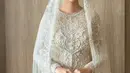 Dress berdetail beads itu dilengkapi dengan kerudung warna senada. [@allseasonsphoto].