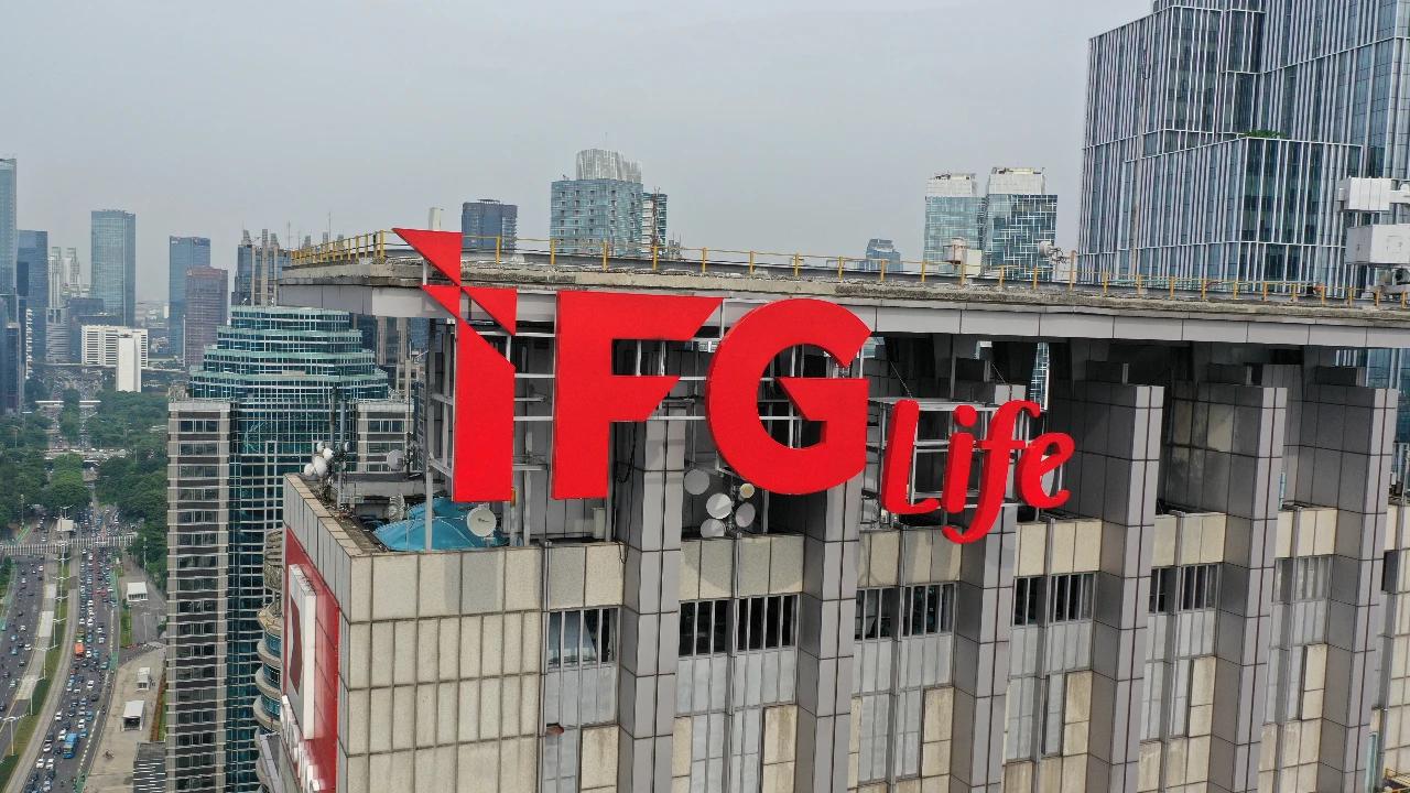 IFG Life Serahkan Klaim Asuransi Kredit Ratusan Juta Rupiah ke Ahli Waris Nasabah Bank Sulselbar