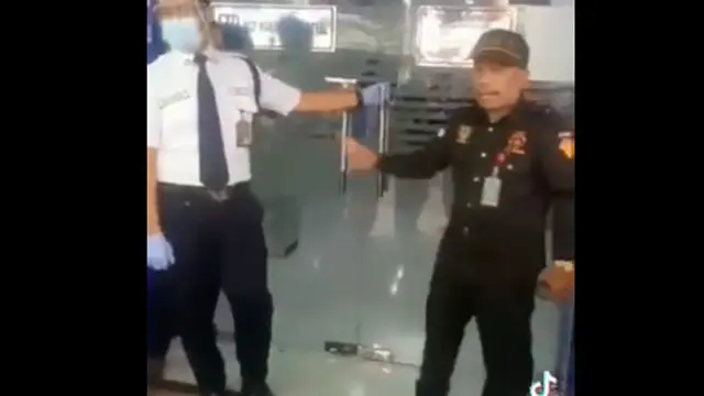 Viral, Aksi Satpam Bersikeras Larang Pengunjung Tak Pakai Masker Masuk Bank